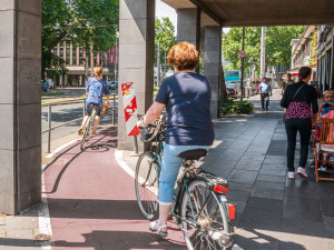 An vielen Stellen in Köln ist die Radverkehrsführung eng, unübersichtlich und gefährlich. Neumarkt / Hahnenstraße, Köln-Altstadt Foto: Daniel Ullrich