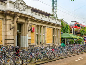 Leider sind die Fahrradabstell­flächen an Bahnhöfen und Straßen­bahn­stationen meist deutlich zu klein, ungeschützt und ungepflegt. Bahnhof West, Neustadt-Nord Foto: Gregor Theis