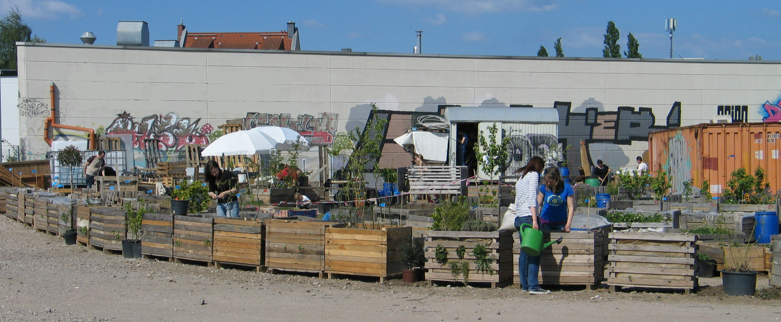 GärtnerInnen im Gemeinschaftsgarten Gartenbahnhof Ehrenfeld im April 2014 bei der Arbeit