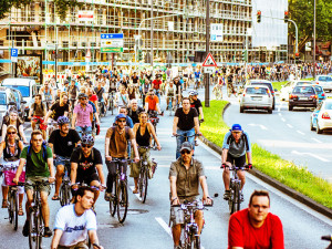 ”Wir stören nicht den Verkehr – wir sind der Verkehr“ unter diesem Motto erobern sich die RadfahrerInnen der Critical Mass jeden letzten Freitag im Monat einen Teil der Straße zurück. Foto: Paul Hense