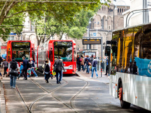 Der ÖPNV hat großes Potential ist in der Innenstadt aber am Rande der Leistungsfähigkeit. KVB-Haltestelle Neumarkt. Foto: Robert Dragon