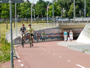 Insbesondere Städte in den Niederlanden und Dänemark zeigen, dass es auch anders geht. Radschnellweg in Zwolle (Niederlande). Foto: Ulrich Kalle