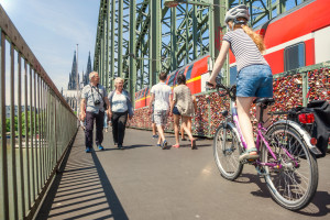 Verkehrsmix auf der Hohenzollernbrücke. Foto: Daniel Ullrich Download: 3,0 MB