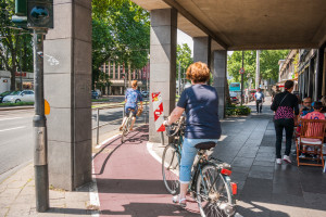 An vielen Stellen in Köln ist die Radverkehrsführung eng, unübersichtlich und gefährlich, Neumarkt / Hahnenstraße, Köln-Altstadt. Foto: Daniel Ullrich Download: 3,5 MB