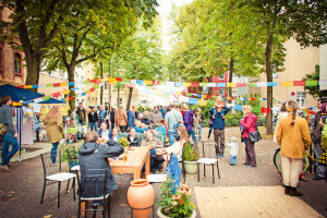 Die Kepplerstraße wird, wie die meisten Straßen in Ehrenfeld, von parkenden und fahrenden Autos dominiert. Am Tag des guten Lebens nutzten die AnwohnerInnen den frei gewordenen Platz für gemeinsames Essen, fürs Miteinander und Kennelernen. Foto: Marén Wirths Download: 2,7 MB