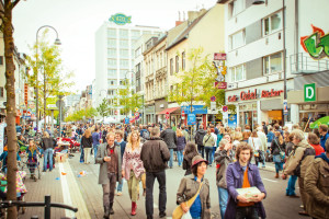 Besucher am Tag des guten Lebens auf der Venloer Straße. Foto: Marén Wirths Download: 1,7 MB