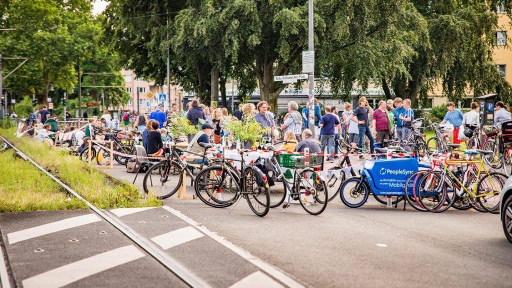 Autofreies Picknick auf der Zülpicher Straße Foto: Gregor Theis